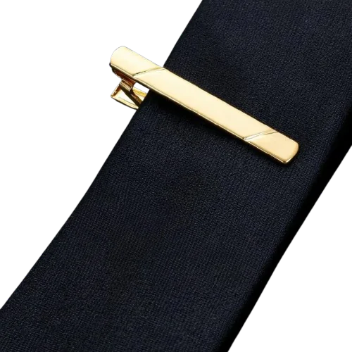 Moderne slipsenål i guld på sort slips