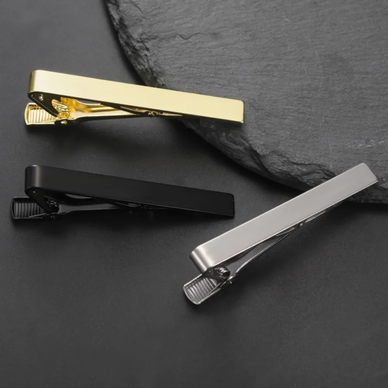 Minimalistiske slipsenåle med klemme i guld, sølv og sort